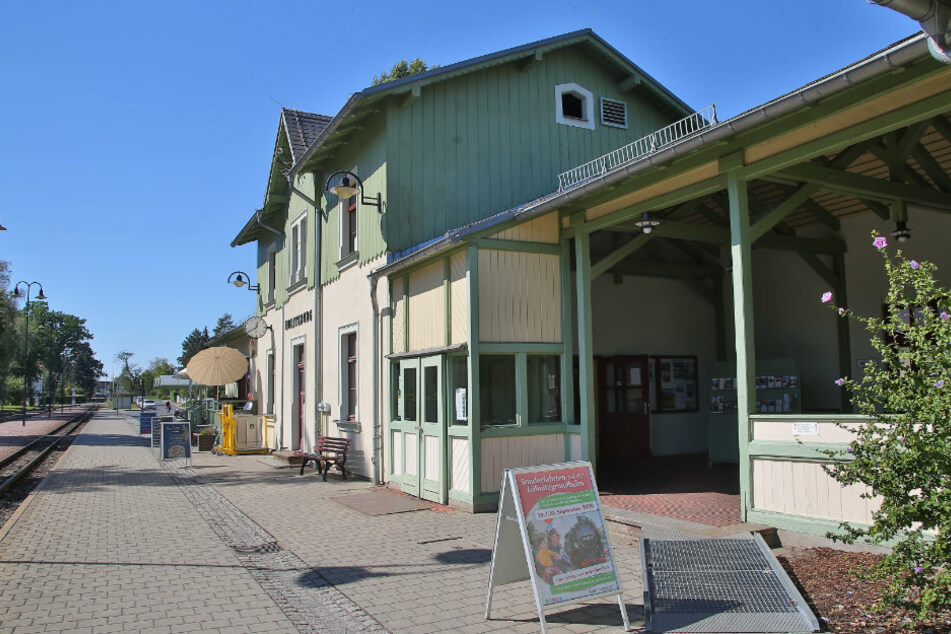 Die Ticketverkaufsstelle der Lößnitzgrundbahn im Moritzburger Bahnhof wurde geplündert und verwüstet.