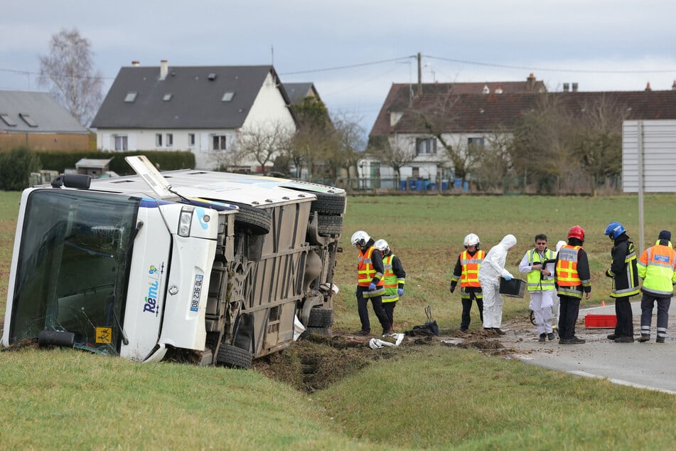 Ein Schulbus in Frankreich verunglückt.