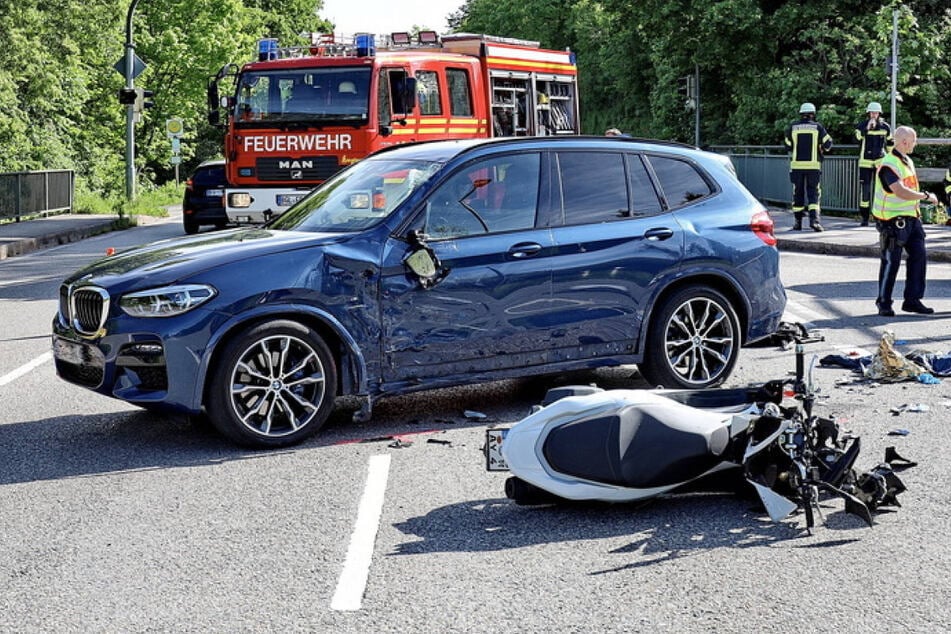 Bei einem schweren Unfall am Sonntag auf der B21 ist ein 51 Jahre alter Rollerfahrer schwer verletzt worden.