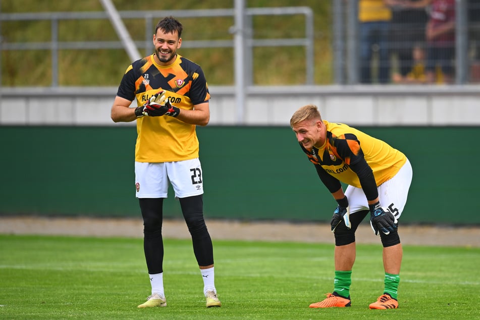 Die zwei Keeper Kevin Broll und Stefan Drljaca (v.r.) haben zusammen jede Menge Spaß.