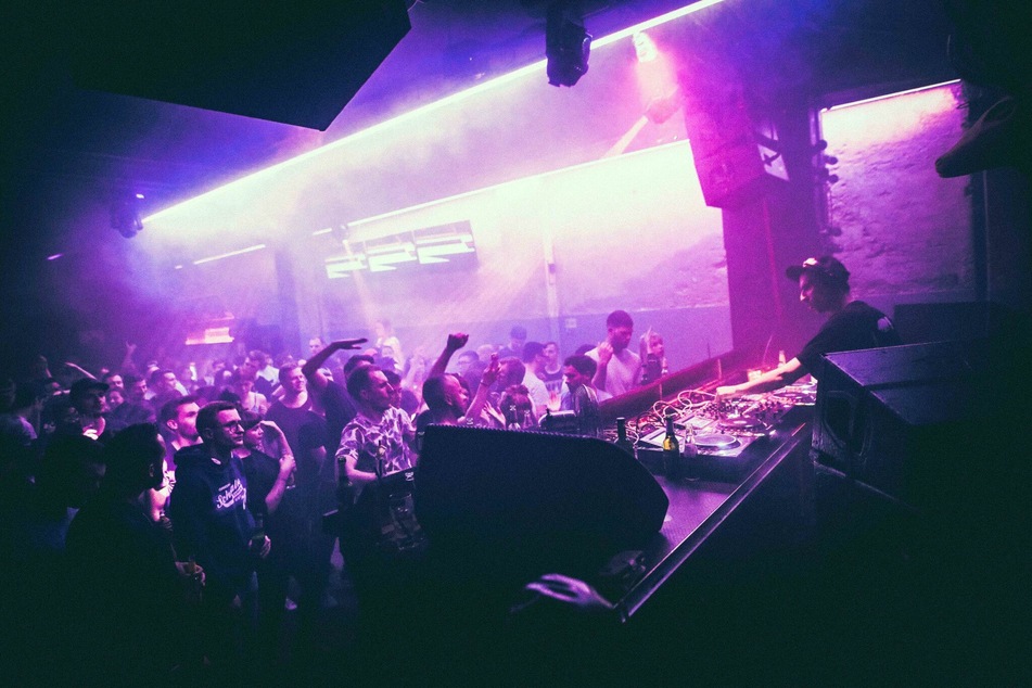 Der deutsche Techno DJ "Boys Noize" bei seinem Auftritt im Dresdner "Klub Neu" im April 2019.