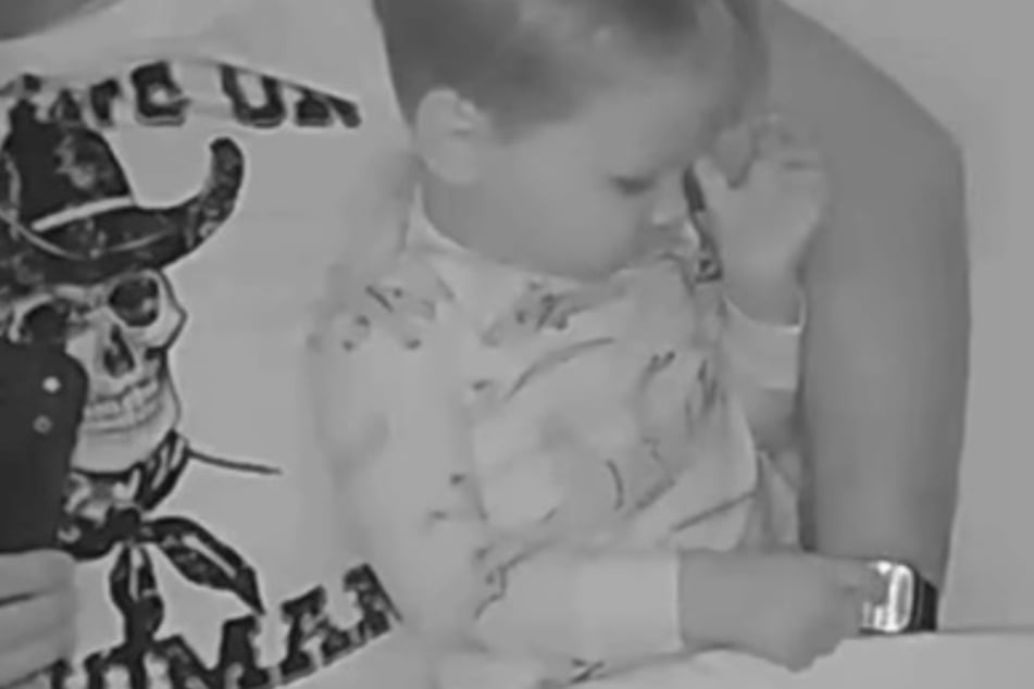 Früh übt sich: Baker (2) checkt Papas Smartwatch, scrollt darauf wild herum.