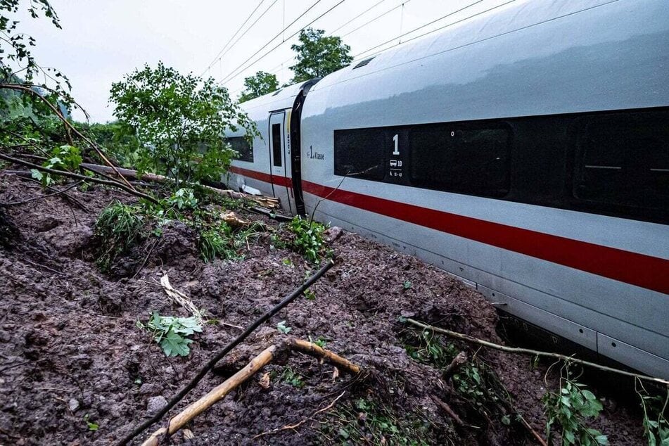 ICE mit 185 Insassen entgleist nach heftigem Erdrutsch: Wichtige Bahnstrecke wieder einseitig befahrbar!