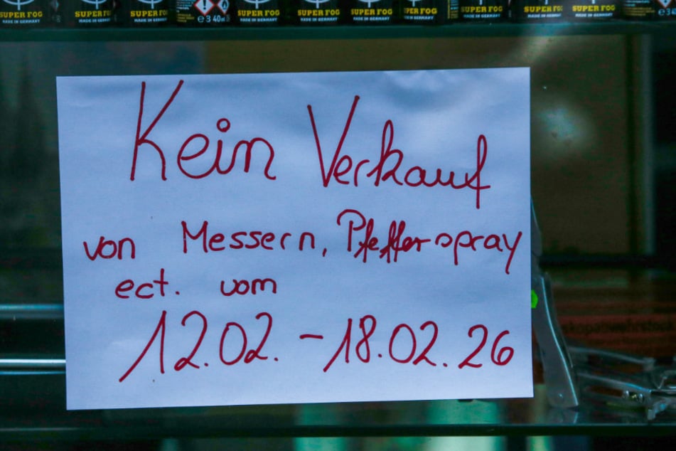 An einem der Kölner Kioske herrschen im Karnevals-Zeitraum strikte Regeln rund um den Verkauf von Messern und Co.