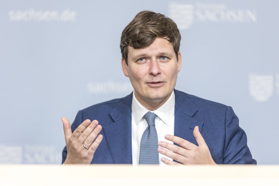 Sachsens Kultusminister Conrad Clemens (42, CDU) verspricht jetzt Tempo.