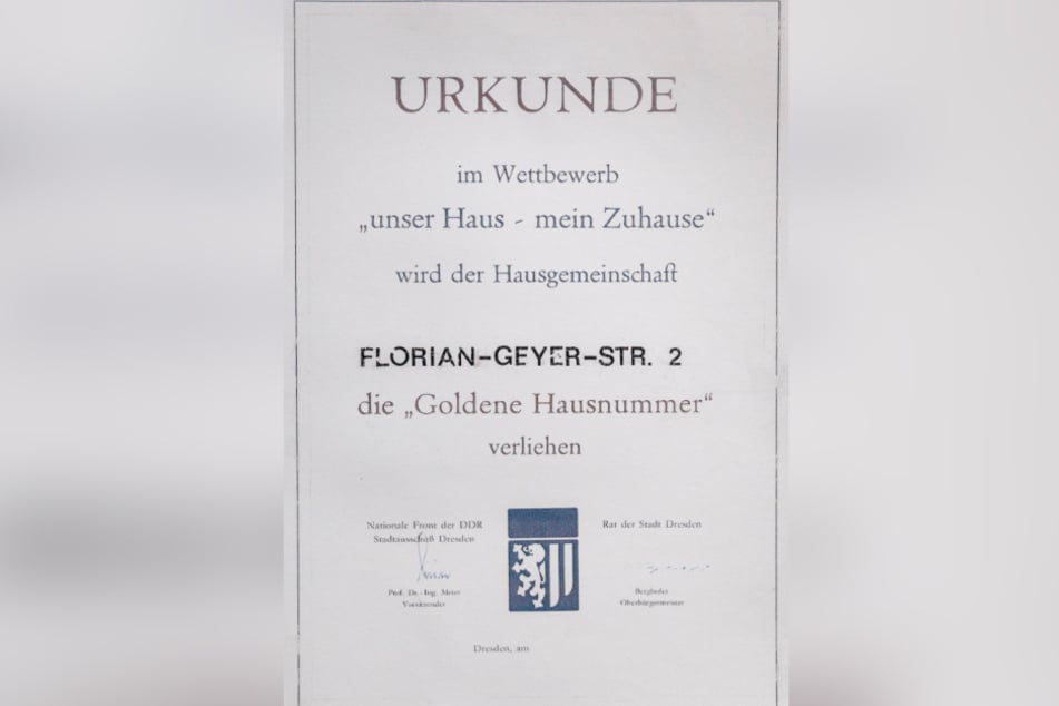 Im Jahr 1986 wurde den Hausbewohnern eine zweite Urkunde überreicht. Seitdem prangte neben der ersten Auszeichnung eine Goldene Hausnummer an der Hauswand.