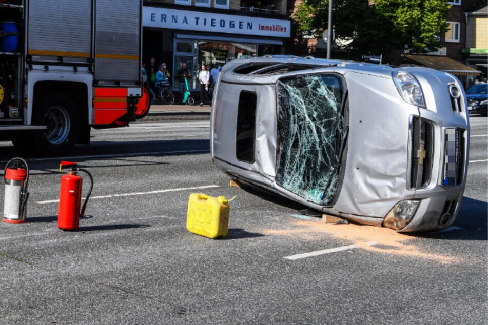 Wagen kracht in parkendes Auto und überschlägt sich: Zwei Verletzte bei Crash in Hamburg