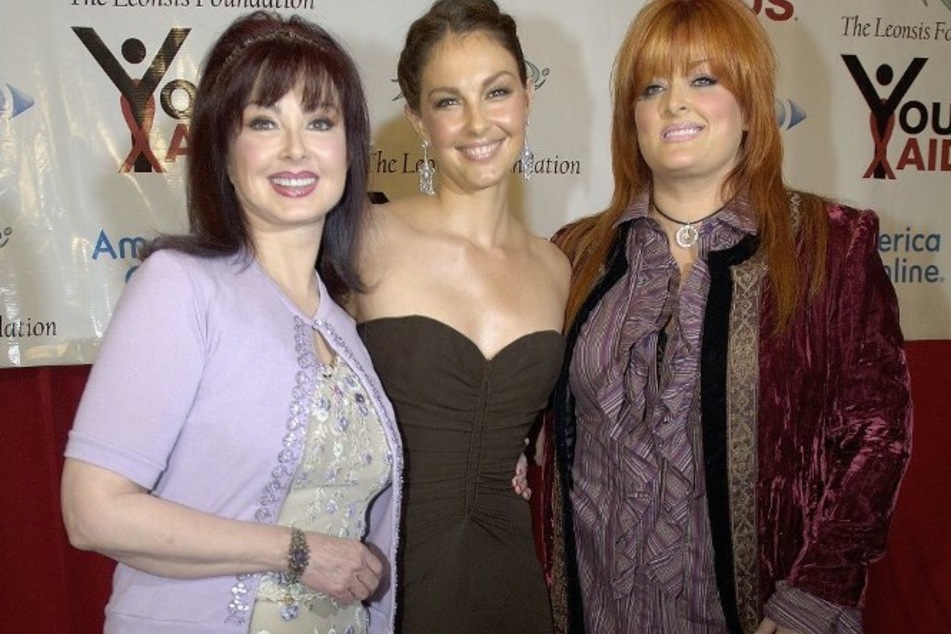 Ashley (c.) with her late mother Naomi (l) and her half-sister Wynonnna Judd in 2015.