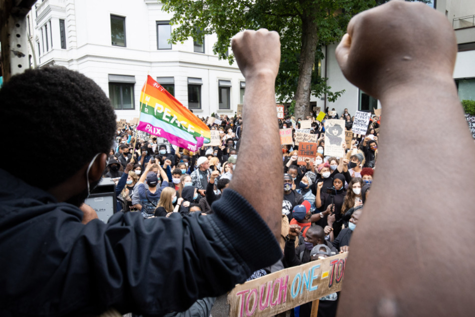 Teilnehmer einer Demonstration gegen Rassismus und Polizeigewalt protestieren vor dem US Konsulat am Alsterufer in Hamburg am Freitag.