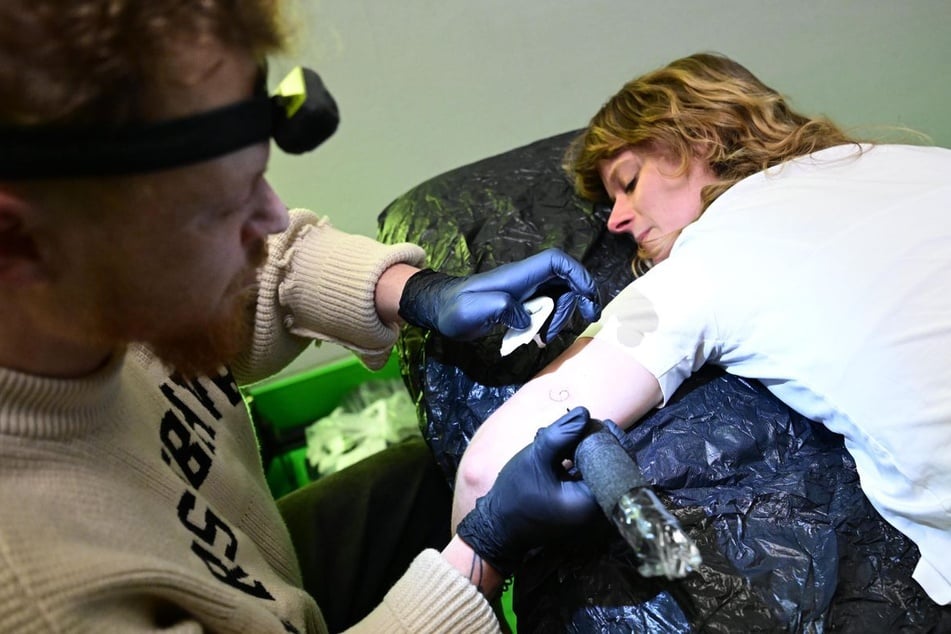 Ein Tätowierer mit dem Künstlernamen Happy Tears tätowierte bei der Wahlparty der Partei Bündnis 90/Die Grünen.