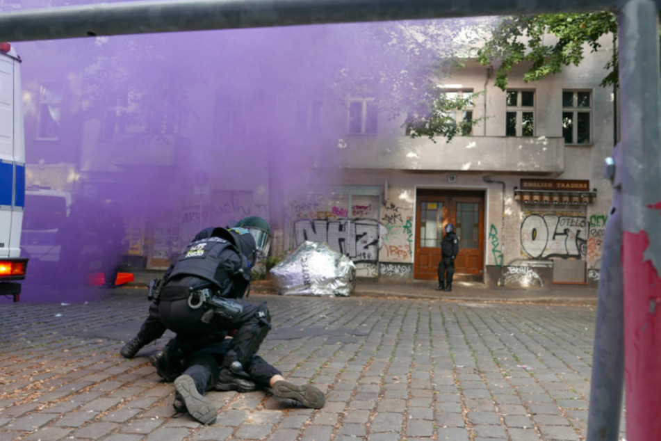Polizisten bringen am Freitagmorgen einen Mann in der Weisestraße zu Boden.
