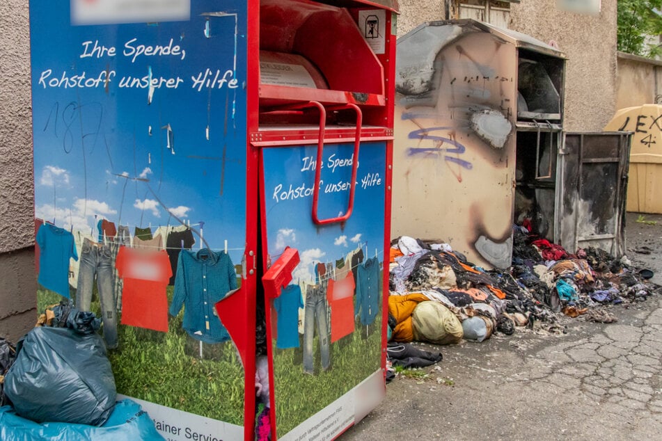 In der Bärensteiner Straße standen am frühen Samstagmorgen zwei Kleidercontainer in Flammen.