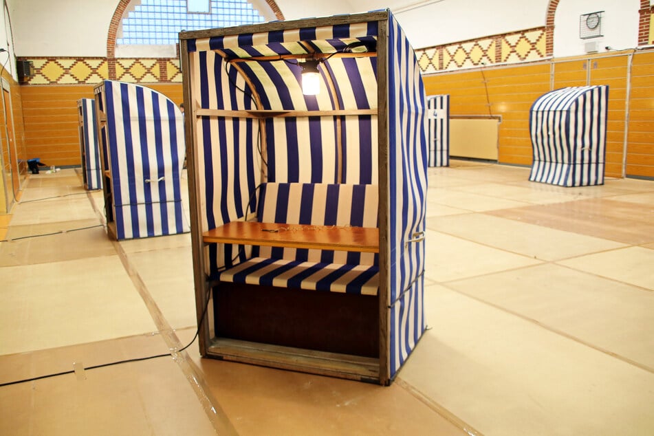 Auf der ostfriesischen Insel Norderney gibt es statt Wahlkabinen weißblaue Strandkörbe.