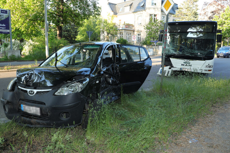 Bus und Hyundai i10 kollidierten - der Kleinwagen krachte dann noch gegen einen Baum.