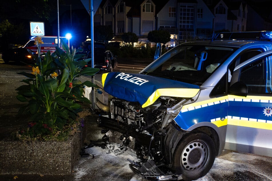 Während eines Einsatzes kollidierte ein Streifenwagen der Polizei in Heusenstamm am Sonntagabend mit einem weiteren Fahrzeug.