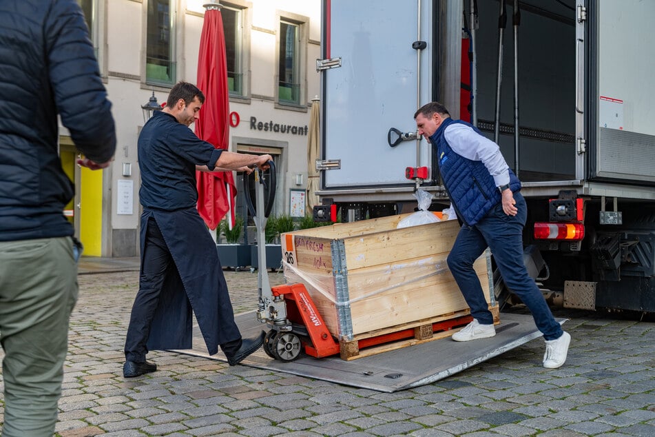 In dieser großen Holzkiste voller Eis wird der Heilbutt angeliefert.