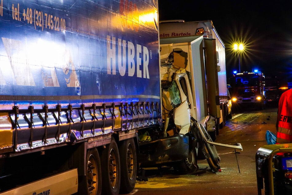 Die Polizei hat die Ermittlungen zur Unfallursache übernommen.