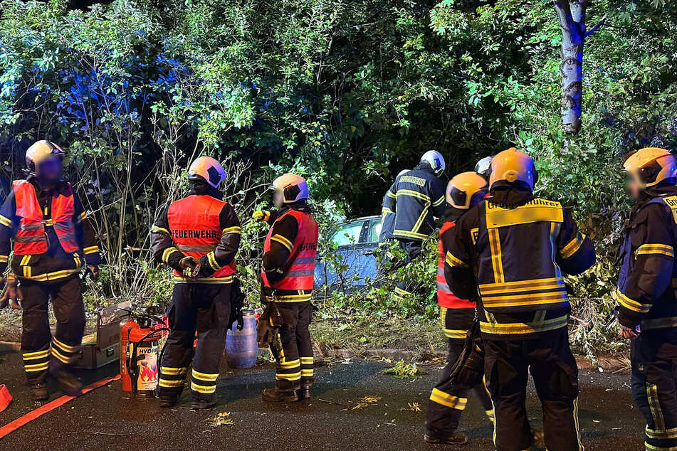 Die Einsatzkräfte suchten vor Ort nach den Insassen des Wagens.