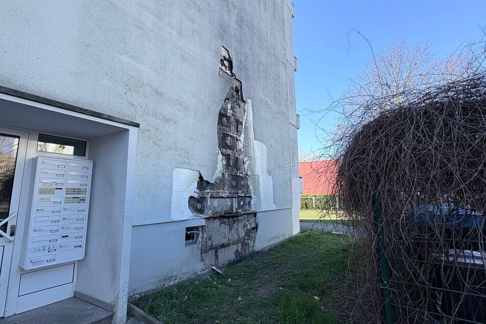 Auch eine Hausfassade weist Spuren eines Brandes auf.