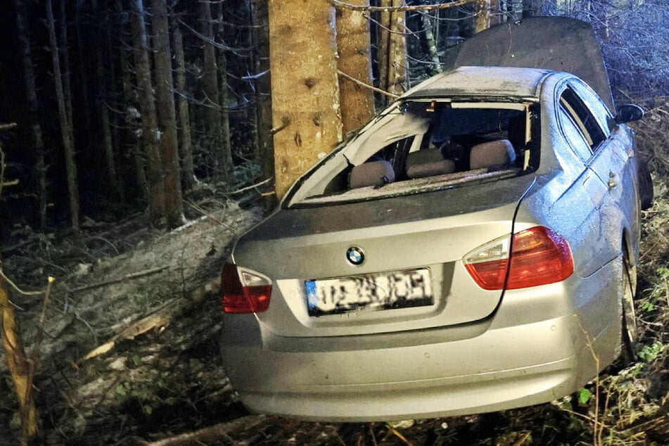 19-Jähriger verliert Kontrolle über BMW: Fahrt endet nach heftigem Unfall an Baum