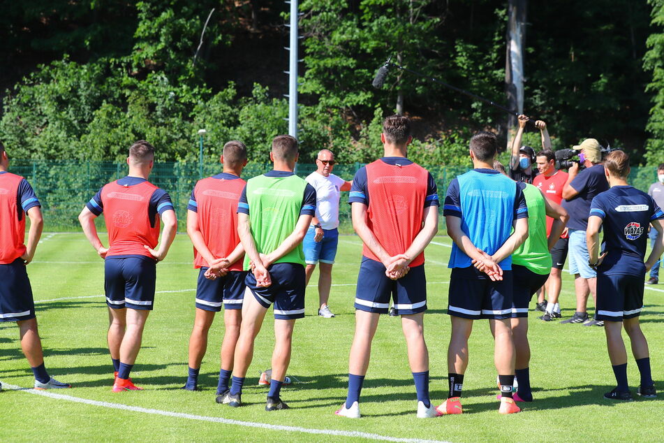 Ansprache des Präsidenten an die Mannschaft. Wenn Helge Leonhardt (M.) spricht, hört die Truppe gespannt. Der 62-Jährige schwört sie auf die Saison ein.
