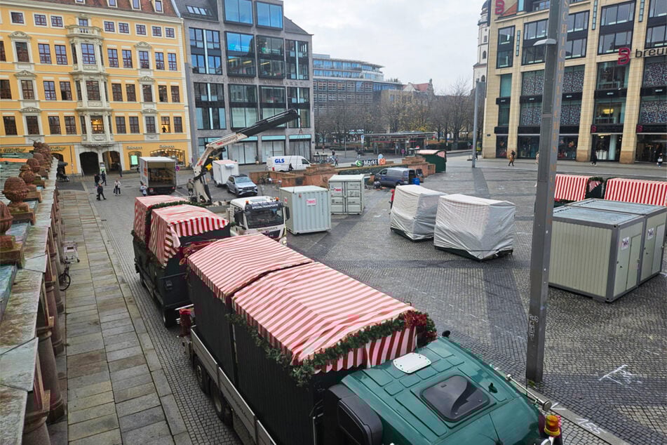 Der Aufbau des Weihnachtsmarktes ist in vollem Gang. Die ersten Hütten werden seit dieser Woche auf dem Marktplatz aufgebaut.