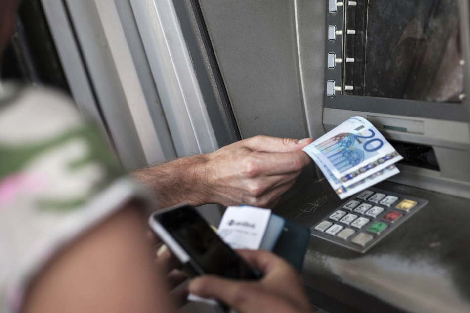 Negativzinsen, höhere Gebühren, weniger Filialen: Banken muten Kunden immer mehr zu