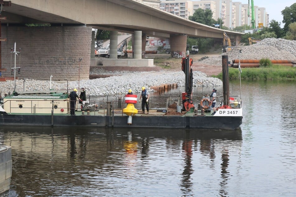 Bojen zur Kennzeichnung des Durchfahrtverbots der Elbe im Bereich der Carolabrücke wurden ins Wasser gelassen.