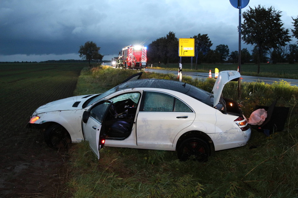Unfall auf regennasser Bundesstraße: Mercedes landet im Feld