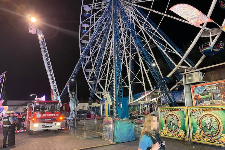 Rund 85 Fahrgäste mussten nach dem Stromausfall am Samstagabend aus einem Riesenrad auf dem Laurentius Markt in Usingen befreit werden.