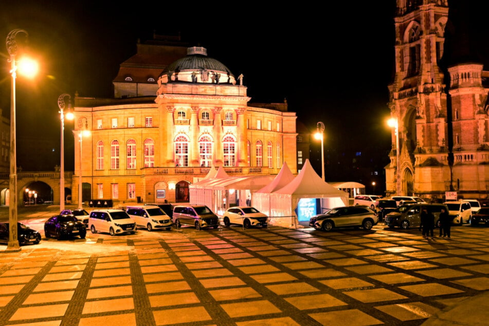 Das Opernhaus Chemnitz erstrahlte am Samstag.