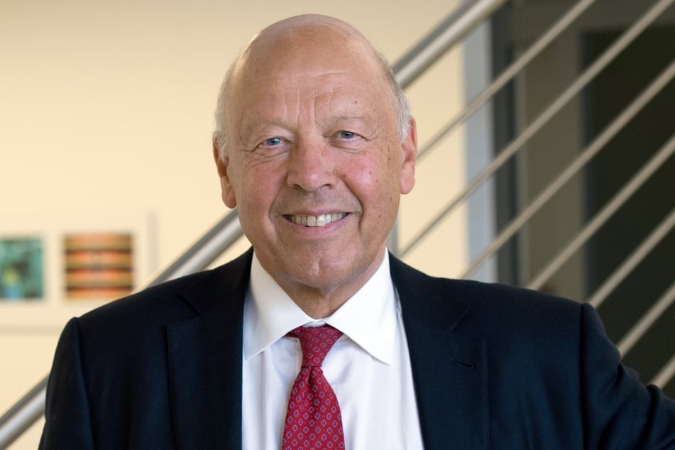 Milchunternehmer Theo Müller (86) baute sich ein Firmenimperium auf, lässt jetzt aber zwei Produktionsstandorte im Osten schließen. (Archivfoto)