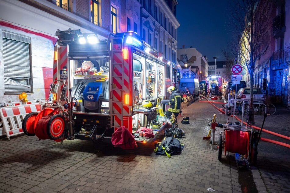 Auf der Straße kommt es aufgrund der Löscharbeiten zu Einschränkungen.