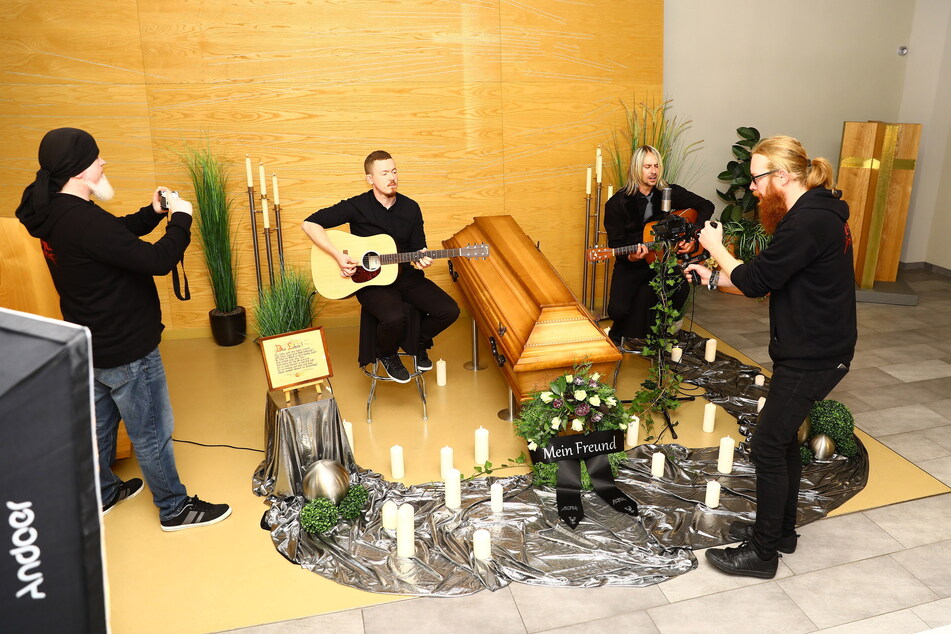 In "Mein Freund" (2020) verarbeitet die renommierte Deutschrock-Band "Ur-Instinkt" den Tod eines Familienmitgliedes. Der Ort des Schmerzes, die Trauerhalle Annaberg-Buchholz, wurde nun zur Kulisse für das Video zum Lied.