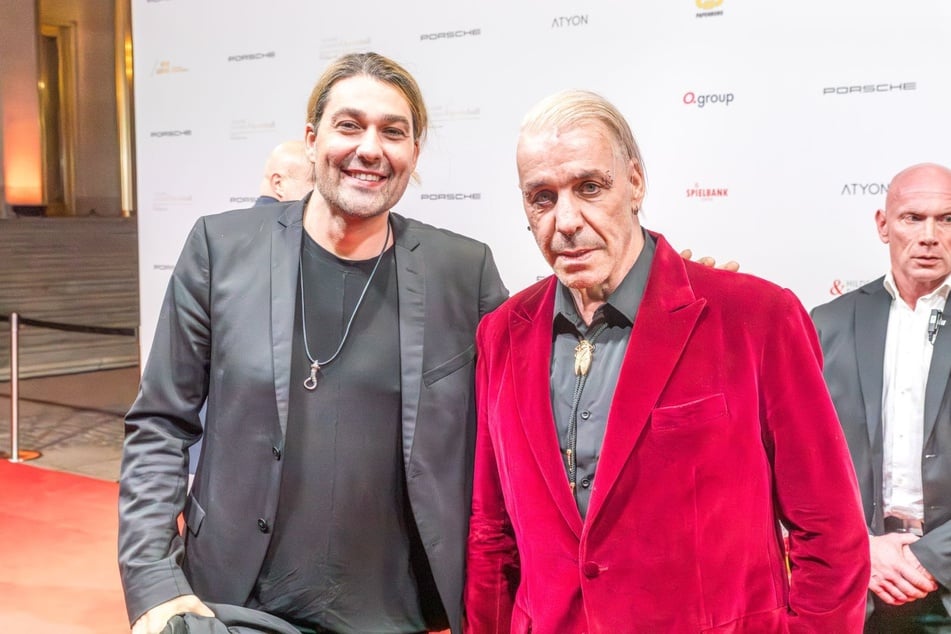 Till Lindemann (62, r.) lief kurz nach 21.30 Uhr zusammen mit David Garrett (45) über den roten Teppich.