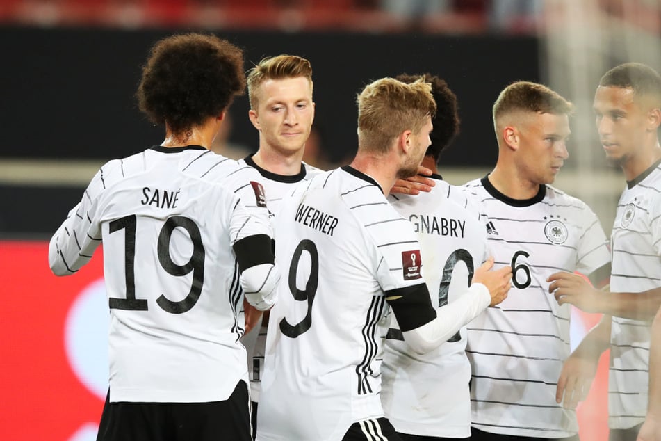 Marco Reus (2.v.l.) trug sich ebenfalls in die Torschützenliste ein und erzielte das 3:0.