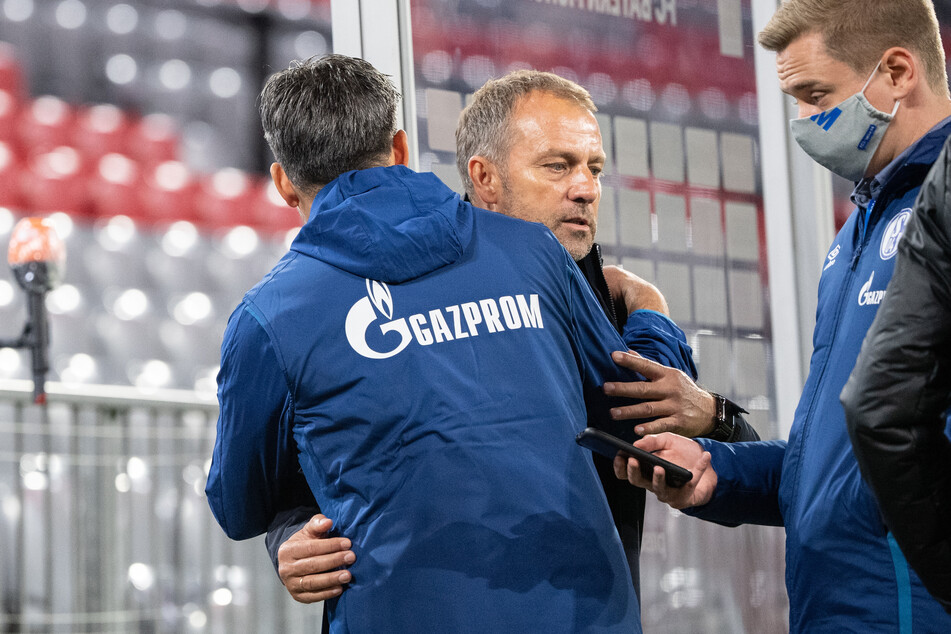 1. Spieltag in der Allianz Arena. Trainer David Wagner von Schalke (l) und Trainer Hansi Flick vom FC Bayern München umarmen sich nach dem Spiel.