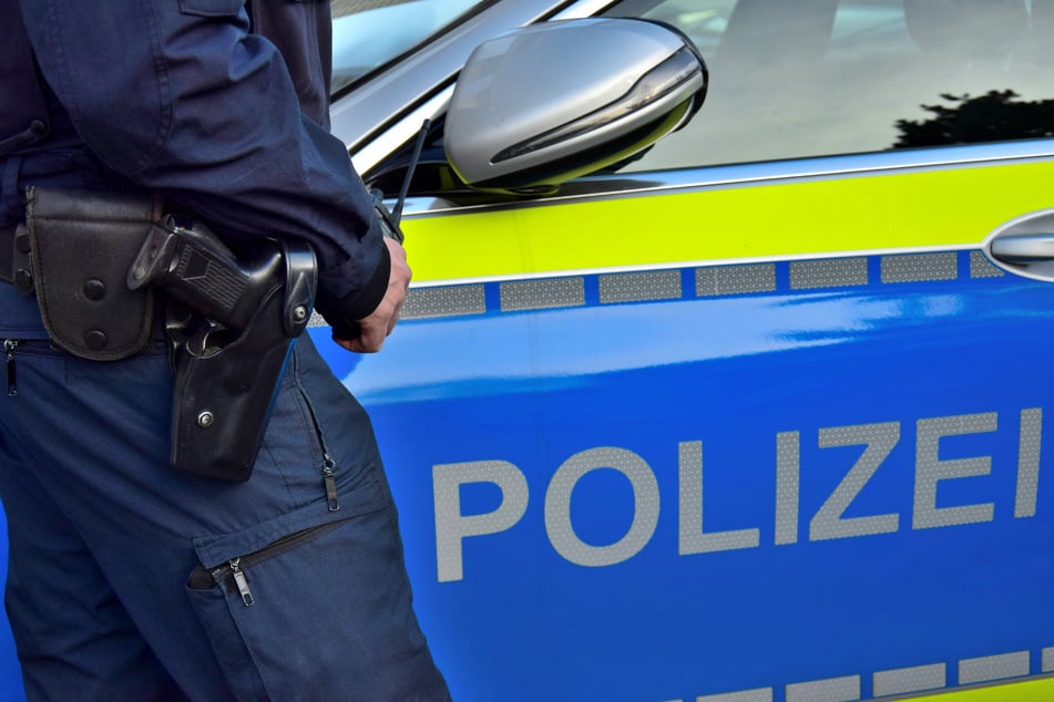 In Magdeburg wurde die Polizei gerufen, weil ein Jugendlicher an einer Straßenbahn surfte. (Symbolbild)