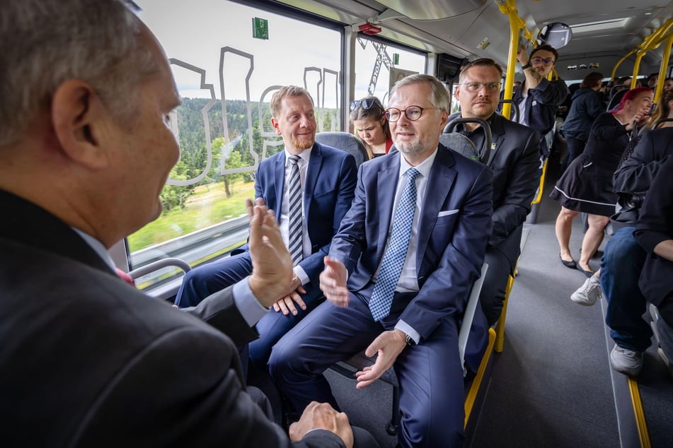 Im Bus sprachen die Ministerpräsidenten über gemeinsame Verkehrsprojekte, den Abbau von Lithium im Erzgebirge und inwieweit Tschechien vom Boom der Chipindustrie in Dresden profitieren kann.