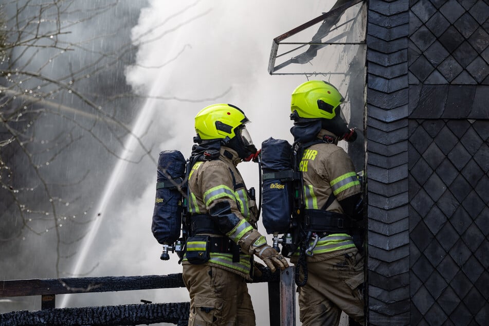 Die Löscharbeiten gestalteten sich schwierig für die Feuerwehr.