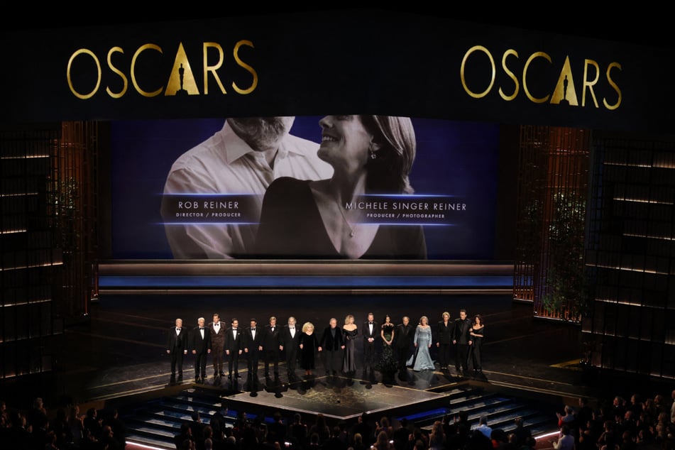 Zahlreiche Schauspieler, darunter Kevin Pollak (68), Kathy Bates (77), Kiefer Sutherland (59) und John Cusack (59), versammelten sich beim Gedenken an Rob Reiner (†78) und Michele Singer (†68).