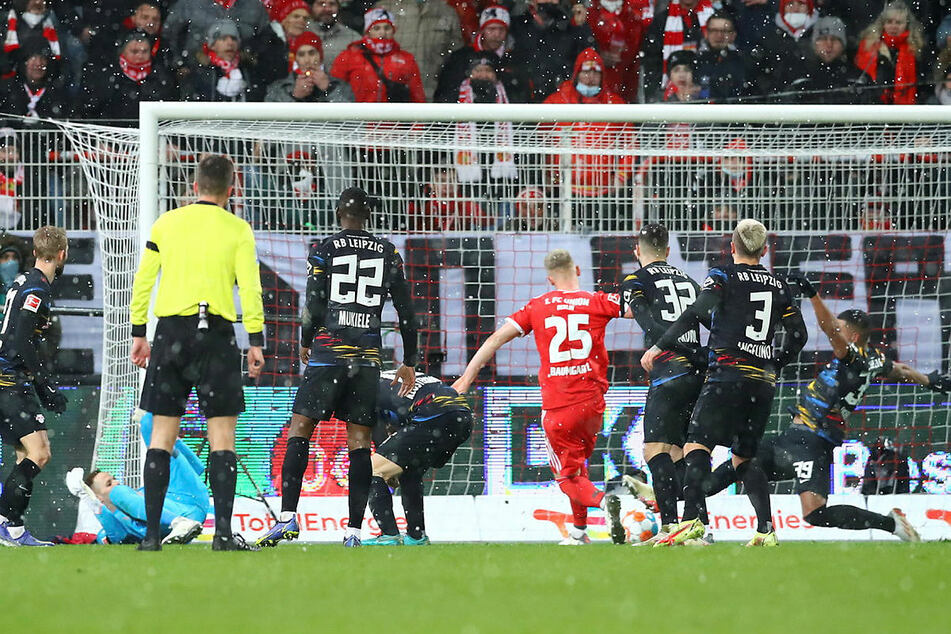 Bitter für RB Leipzig, verdient für Union Berlin: Timo Baumgartl (4.v.r.) schiebt zum 2:1 ein.