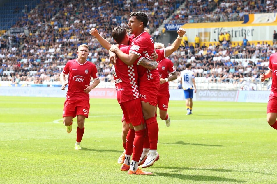 Cemal Sezer (30, r.) und die Schwäne heben nur zum Torjubel ab. Ansonsten will der FSV nach dem Auftaktsieg in Jena "bodenständig" bleiben, wie der 30-Jährige betonte.