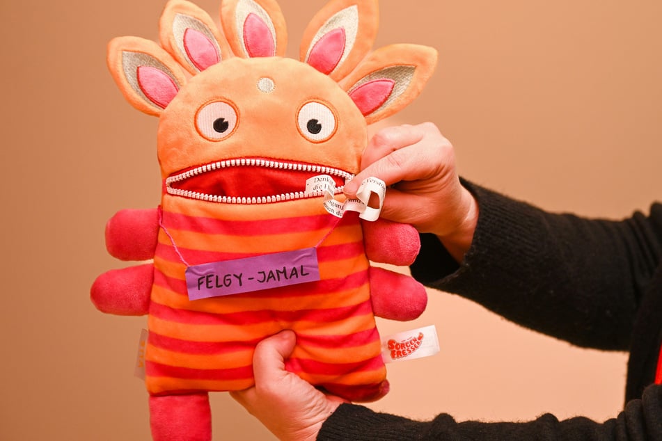 Jeder bekommt zu Beginn der Trauerbegleitung einen Lacrima-Sorgenfresser.