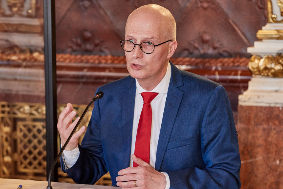 Bürgermeister Peter Tschentscher (55, SPD) spricht davon, dass Hamburg auf die Warnungen der Wissenschaft höre.
