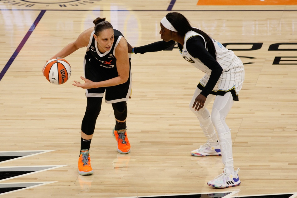 Phoenix guard Diana Taurasi (l) helps lead the Mercury against the Sky in the 2021 WNBA Finals.