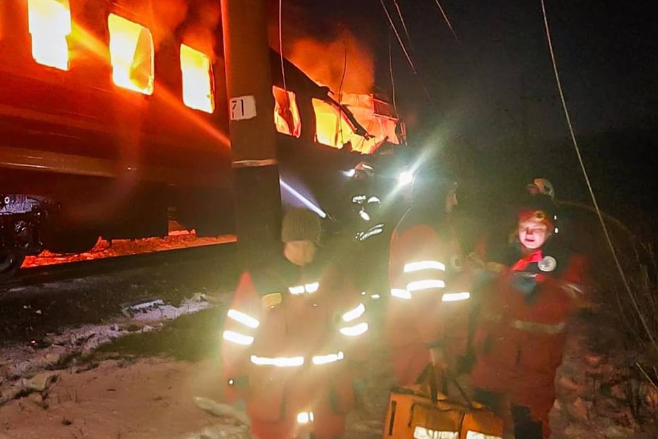 Auf diesem vom ukrainischen Katastrophenschutz zur Verfügung gestellten Foto bekämpfen Feuerwehrleute das Feuer, nachdem russische Drohnen einen Personenzug getroffen und in Brand gesetzt haben.