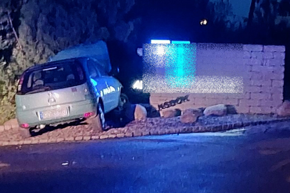 Das Auto stieß frontal gegen eine Steinmauer.
