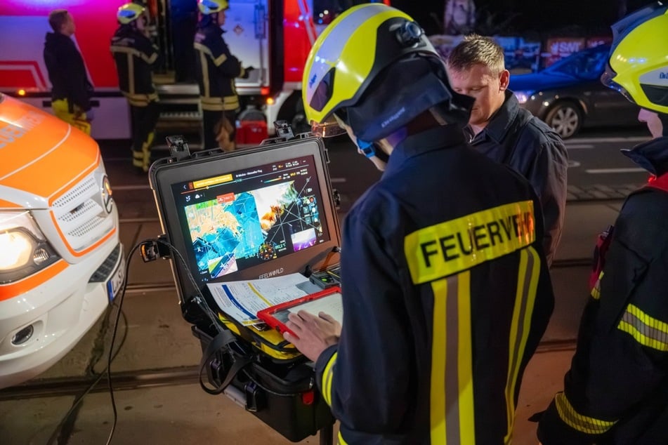 Mithilfe zweiter Drehleitern sowie weiterem Gerät bekämpften die Feuerwehrleute den Brand.