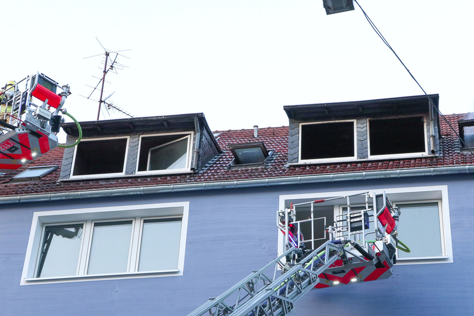 Dachgeschoss-Wohnung brennt: Feuerwehrmann bei Löscheinsatz verletzt